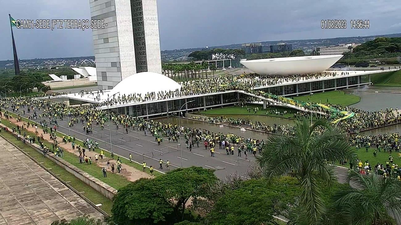Câmera de segurança mostra a multidão invadindo o Congresso Nacional em 8 de janeiro de 2023