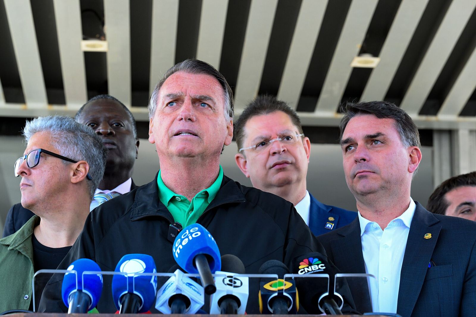 Flávio Bolsonaro ao lado do pai em coletiva de imprensa no Senado
