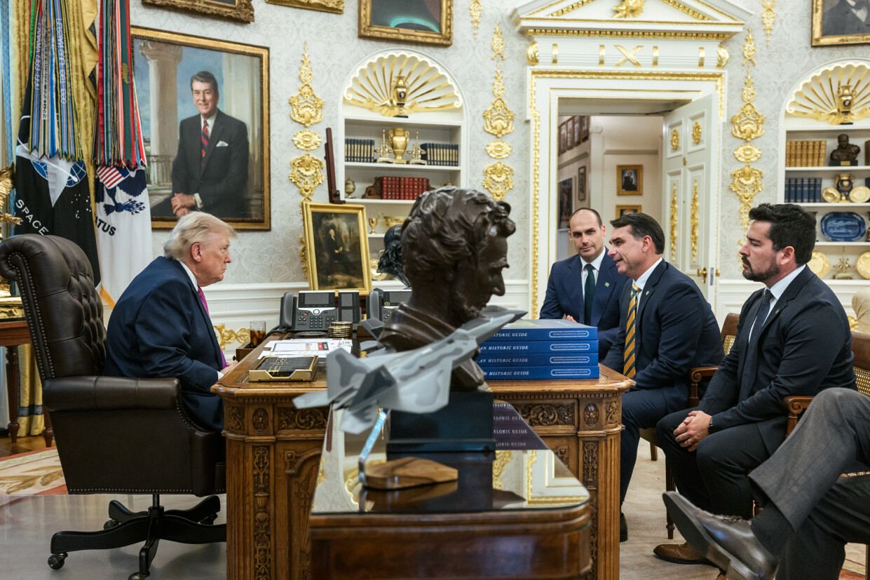Donald Trump recebe Eduardo e Flávio Bolsonaro e Paulo Figueiredo no Salão Oval